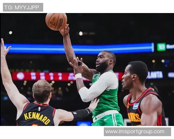 杰伦布朗状态火热五场比赛四次得分30本赛季场均281分展现超强实力