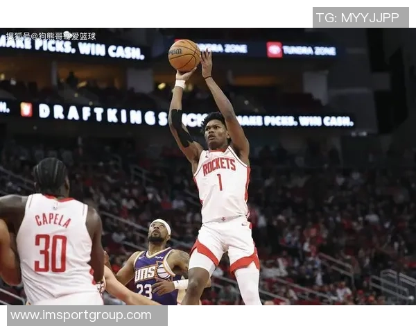 火箭训练营第4日精彩瞬间KD与谢泼德击掌卡佩拉与亚当斯温馨相拥